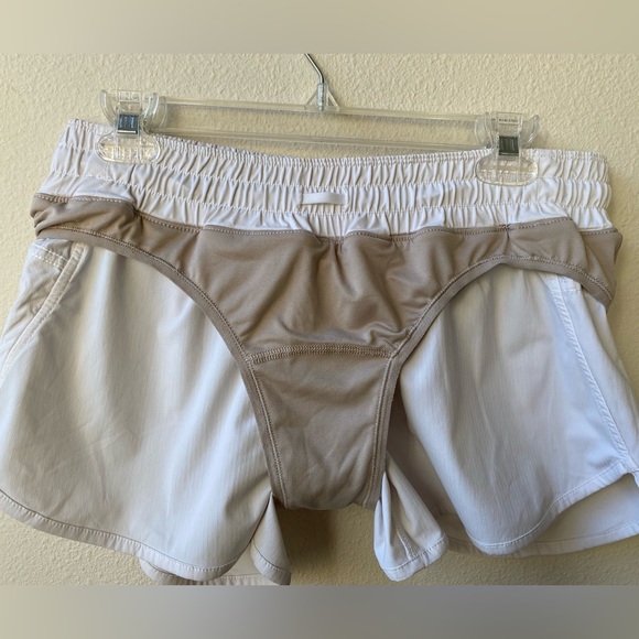EUC Lululemon Tracker Low-Rise Lined Short 4" in White (Size:12) - Picture 13 of 14